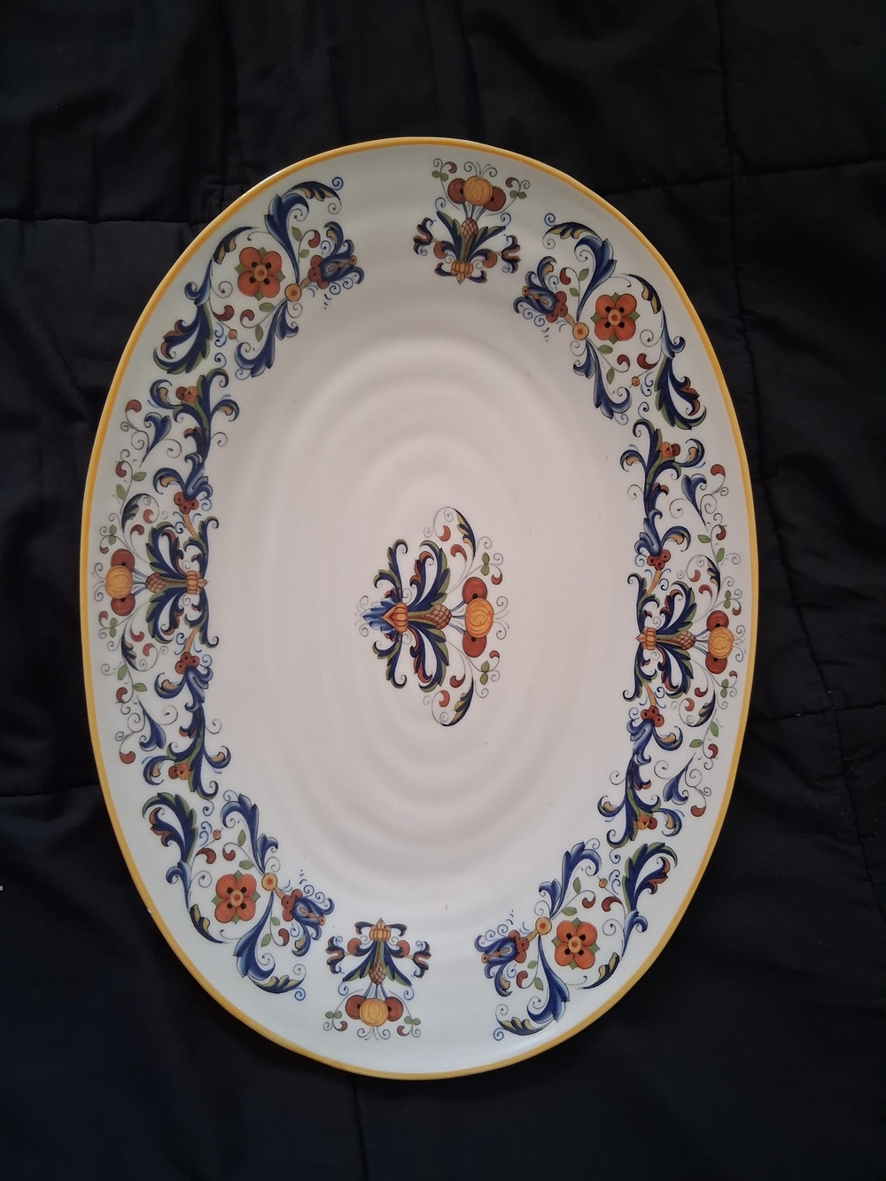 Traditional Italian oval serving platter resembling products from Ceramica Cuore